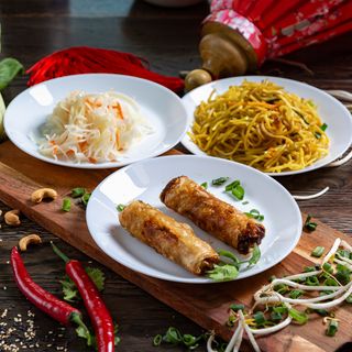 4. Sajgonki 2szt. z surówką i makaronem