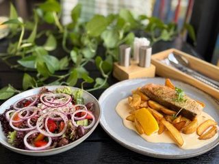 Stek z łososia z sosem serowym i ziemniakami + Sałatka grecka