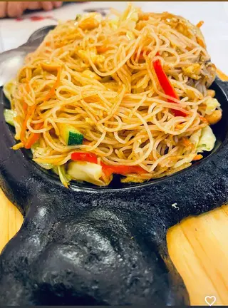 Spaghetti di riso thai con arachidi