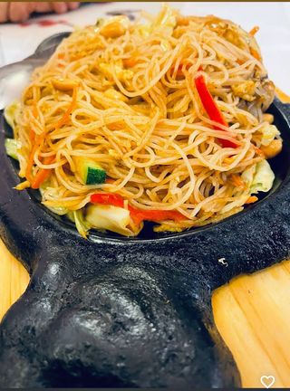 Spaghetti di riso thai con arachidi