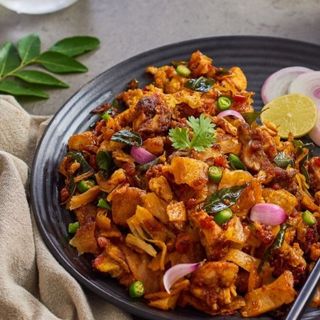 Коту парота пиле