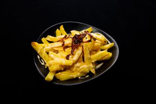 Cartofi cu sos cheddar si crisp de bacon