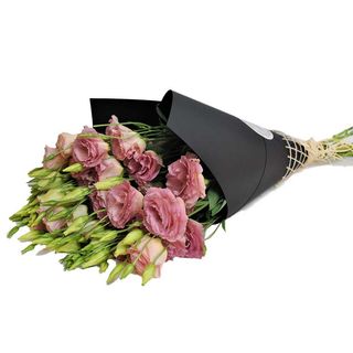 Buchet din 11 eustoma roz decorat in hartie neagra