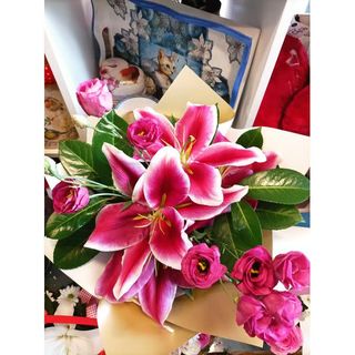 Buket sa jednim orijentalnim ljiljanom