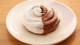 დარიჩინის ხვეულა თეთრი შოკოლადით