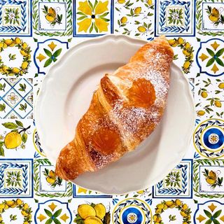 Cornetto con doppia farcitura di albicocca 