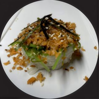 87 Tartar de wakame Salmón Seco Con Salsa Teriyaki