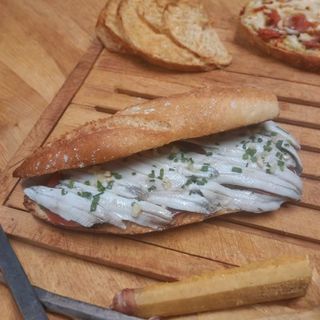 BOCATA BOQUERONES CON TOMATE