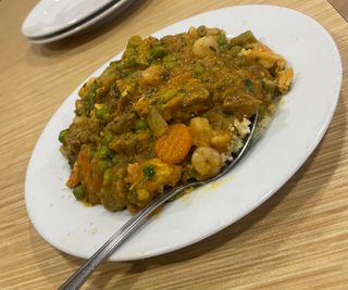 Cous cous con carne, gamba, pollo y verdura