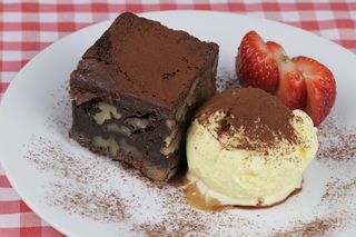 Brownie de chocolate y nueces con helado de vainilla