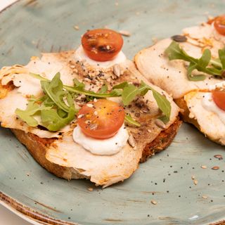 2 Tostas Con Pollo Braseado, sobrasada vegana, queso cottage y trufa