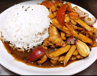 Lomo saltado de pollo 