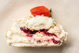 Меренговый рулет кусочек 