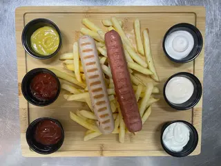 Tabla de patatas, 2 salchichas alemanas y 6 salsas