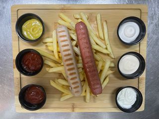 Tabla de patatas, 2 salchichas alemanas y 6 salsas