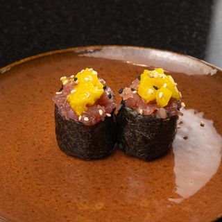 39S. Gunkan Atún Y Mango (2 Uds.)