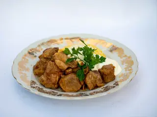 Mămăligă cu carne de porc și brânză