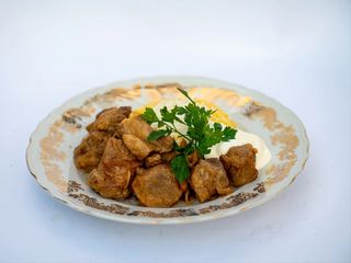 Mămăligă cu carne de porc și brânză