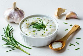 Sos czosnkowy 1L