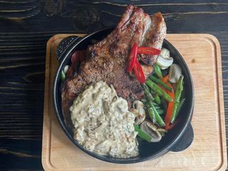 Стейк зі свинини з грибним соусом