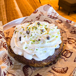 Канелено рулце - Канелено рулце със сметана и шамфъстък (1бр)