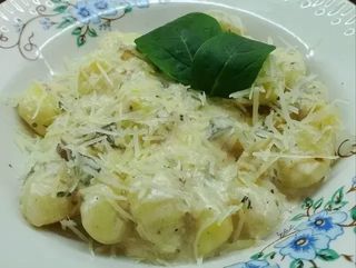 КАРТОПЛЯНІ НЬОКІ У ВЕРШКОВОМУ СОУСІ З ГЛИВАМИ ПІД ПАРМЕЗАНОМ (290g)