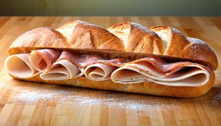 Panino con carne di vitello e salmoriglio