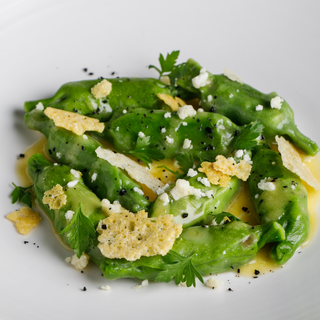 სოკოს კანფეტები ტრიუფელის პასტით, შალაურის თხის ყველით და პარმეზანის ჩიფსით