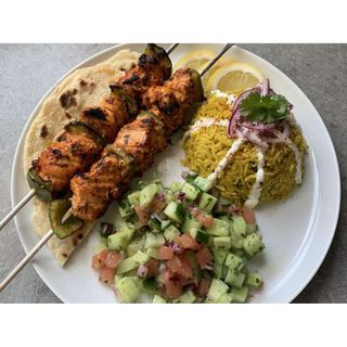 Riz Au Curry & Brochettes De Poulet