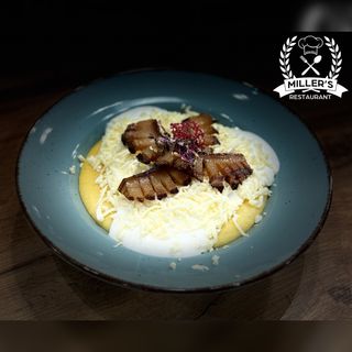 Mămăligă brânză și smântână cu slănină 