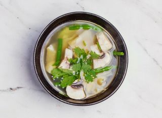 17. Pileća juha s bambusom i kineskim gljivama