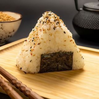 42.- Onigiri De Salmón Asado (1 Pz.)