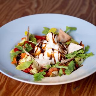 Ensalada de salmón y burrata