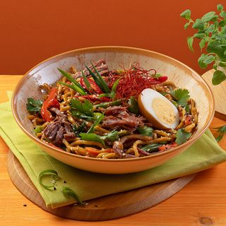 Яєчна локшина з рваною телятиною