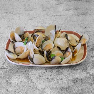 52. Almejas Con Salsa Especial