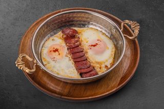 Турецкая яичница с колбасой (300г)