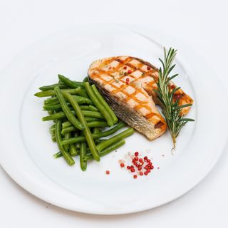 Somon la gratar cu fasole pastai