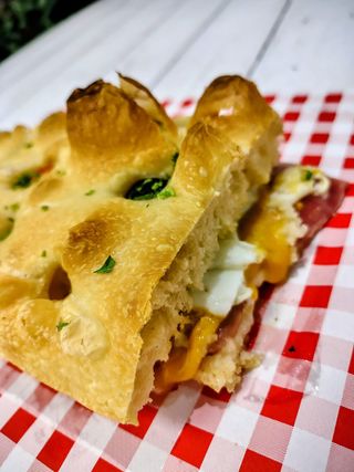 Focaccia De Panceta Y Huevo