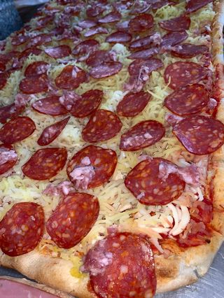 Pomodoro, mozzarella, salamino piccante, salcicia, patate e rosmarino