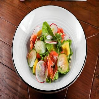 Салат с лососем, авокадо, киноа и соусом маракуйя