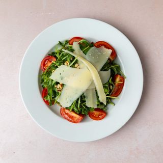 Rukola, čeri, parmezan i pinjoli