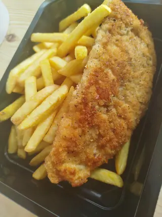 Kurczak w panierce frytki  sosik czosnkowo ziołowy 450g