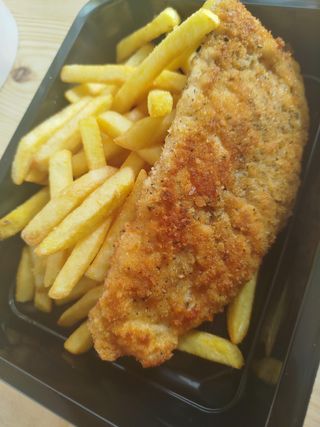 Kurczak w panierce frytki  sosik czosnkowo ziołowy 450g