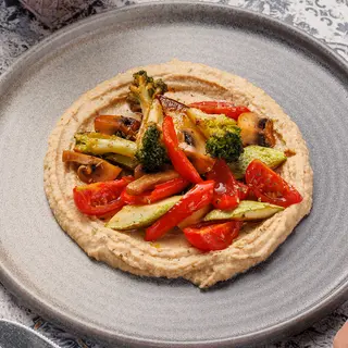 Humus cu legume sotate și focaccia