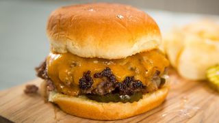 Cheeseburger di scottona con cheddar e salsa BBQ