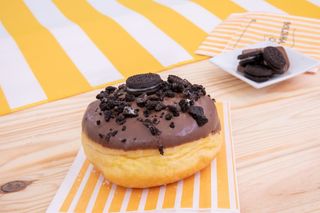 Bola de Berlim com cobertura de chocolate e Oreo