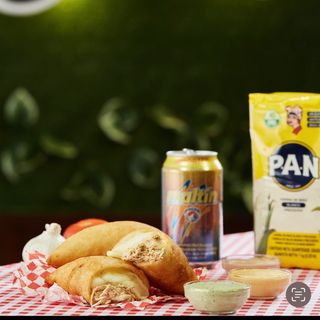 Empanada De Pollo Con Queso (1 Ud.)