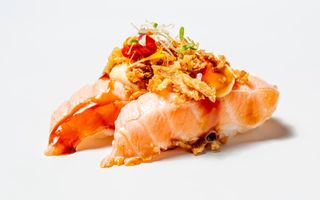 Nigiri salmon flambé