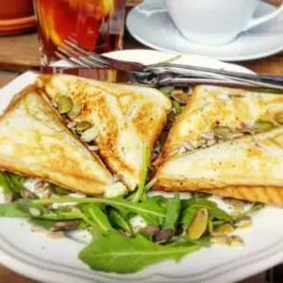 Tost z mozzarellą,pomidorem i szynką szwarcwaldzką 200g