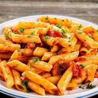 Penne rigate con chorizo de pueblo y tomate casero